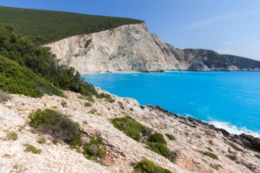 Porto Katsiki Beach, Lefkada, Yunanistan - 16 Temmuz 2014: Porto Katsiki Plajı, Lefkada, İyonya Adaları, Yunanistan'ın mavi sularında insanlar ve yatlar