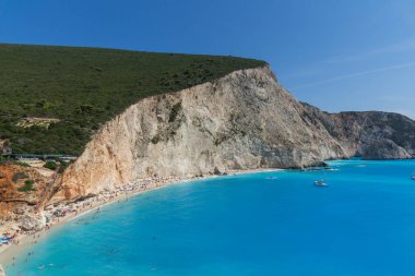 Porto Katsiki Beach, Lefkada, Yunanistan - 16 Temmuz 2014: Porto Katsiki Plajı, Lefkada, İyonya Adaları, Yunanistan'ın mavi sularında insanlar ve yatlar