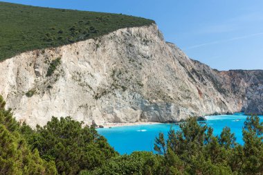 Porto Katsiki Beach, Lefkada, Yunanistan - 16 Temmuz 2014: Porto Katsiki Plajı, Lefkada, İyonya Adaları, Yunanistan'ın mavi sularında insanlar ve yatlar