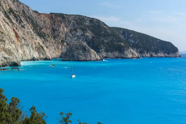 Porto Katsiki Beach, Lefkada, Yunanistan - 16 Temmuz 2014: Porto Katsiki Plajı, Lefkada, İyonya Adaları, Yunanistan'ın mavi sularında insanlar ve yatlar