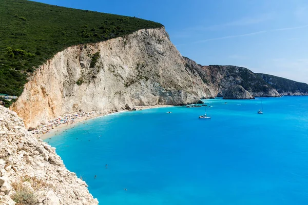 Porto Katsiki Beach, Lefkada, Yunanistan - 16 Temmuz 2014: Porto Katsiki Plajı, Lefkada, İyonya Adaları, Yunanistan'ın mavi sularında insanlar ve yatlar