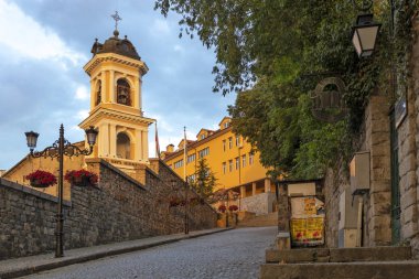 Plovdiv, Bulgaristan - 30 Mayıs 2019: Bulgaristan'ın Plovdiv kentindeki Meryem Ana Doğu Ortodoks Kilisesi'nin muhteşem gün batımı manzarası
