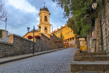 Plovdiv, Bulgaristan - 30 Mayıs 2019: Bulgaristan'ın Plovdiv kentindeki Meryem Ana Doğu Ortodoks Kilisesi'nin muhteşem gün batımı manzarası