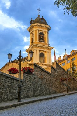 Plovdiv, Bulgaristan - 30 Mayıs 2019: Bulgaristan'ın Plovdiv kentindeki Meryem Ana Doğu Ortodoks Kilisesi'nin muhteşem gün batımı manzarası