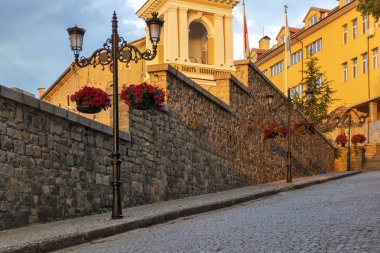 Plovdiv, Bulgaristan - 30 Mayıs 2019: Bulgaristan'ın Plovdiv kentindeki Meryem Ana Doğu Ortodoks Kilisesi'nin muhteşem gün batımı manzarası