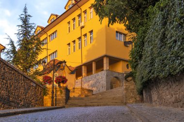 Plovdiv, Bulgaristan - 30 Mayıs 2019: Mimari ve tarihi rezerv Arnavut kaldırımlı sokak Plovdiv şehrinde eski şehir, Bulgaristan