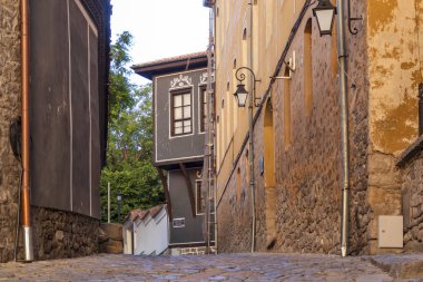Plovdiv, Bulgaristan - 30 Mayıs 2019: Mimari ve tarihi rezerv Arnavut kaldırımlı sokak Plovdiv şehrinde eski şehir, Bulgaristan