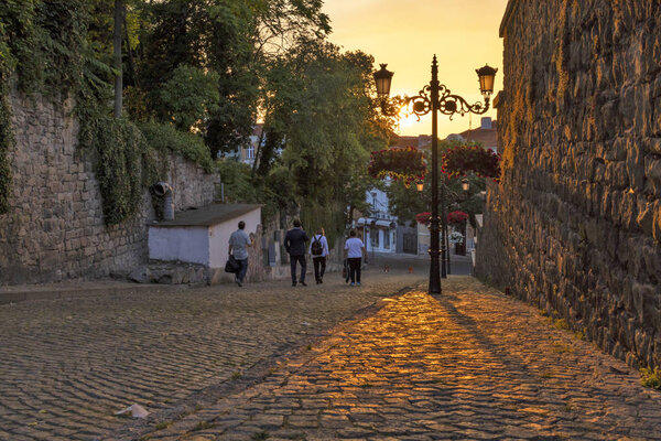 ПЛОВДИВ, БУЛЬГАРИЯ - 30 января 2019 года: Булыжная улица в архитектурно-историческом заповеднике Старый город в городе Пловдив, Болгария
