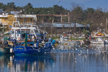 Keramoti, Yunanistan - 4 Nisan 2016: Keramoti köyü limanında balıkçı tekneleri, Doğu Makedonya ve Trakya, Yunanistan
