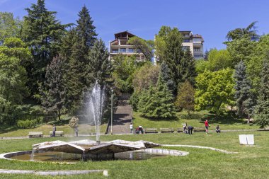 Sandanski, Bulgaristan-29 Nisan 2019: Sandanski kentinde Park St. Vrach Panoraması, Bulgaristan