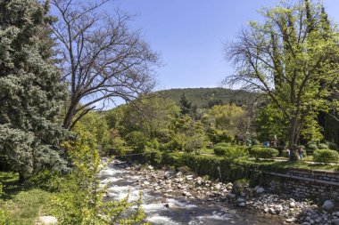 Sandanski, Bulgaristan - 29 Nisan 2019: Sandanska Bistritsa nehri Bulgaristan'ın Sandanski kasabasından geçiyor