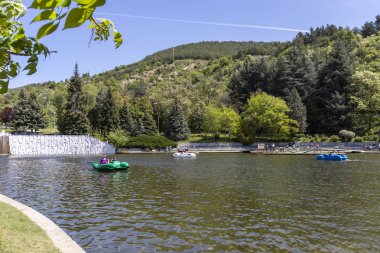 Sandanski, Bulgaristan-29 Nisan 2019: Park St. Vrach, Sandanski kentinde göl, Bulgaristan