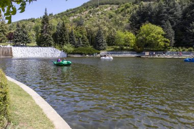 Sandanski, Bulgaristan-29 Nisan 2019: Park St. Vrach, Sandanski kentinde göl, Bulgaristan