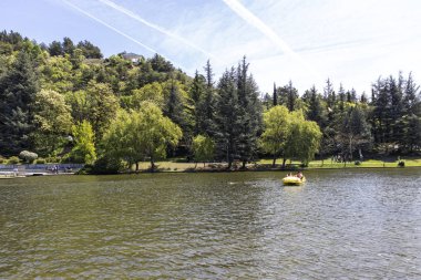 Sandanski, Bulgaristan-29 Nisan 2019: Park St. Vrach, Sandanski kentinde göl, Bulgaristan