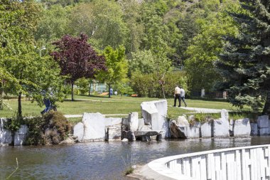 Sandanski, Bulgaristan-29 Nisan 2019: Park St. Vrach, Sandanski kentinde göl, Bulgaristan