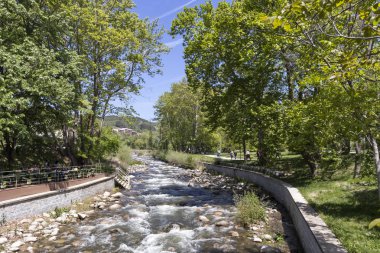Sandanski, Bulgaristan - 29 Nisan 2019: Sandanska Bistritsa nehri Bulgaristan'ın Sandanski kasabasından geçiyor