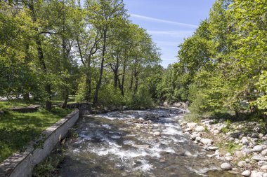 Sandanski, Bulgaristan - 29 Nisan 2019: Sandanska Bistritsa nehri Bulgaristan'ın Sandanski kasabasından geçiyor