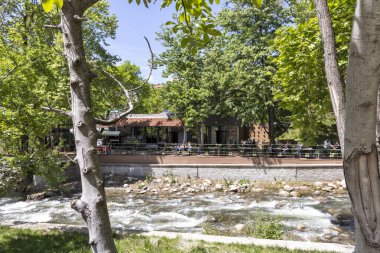 Sandanski, Bulgaristan - 29 Nisan 2019: Sandanska Bistritsa nehri Bulgaristan'ın Sandanski kasabasından geçiyor
