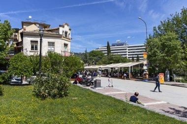 Sandanski, Bulgaristan - 29 Nisan 2019: Sandanski kasabasında merkez ve yaya caddesi, Bulgaristan
