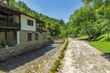 Etar, Gabrovo, Bulgaristan- 6 Temmuz 2018: Etar köyündeeski ev (Etara) Gabrovo kasabası yakınlarında, Bulgaristan