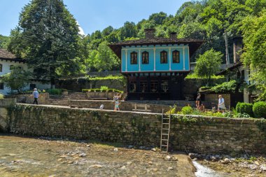 Etar, Gabrovo, Bulgaristan- 6 Temmuz 2018: Etar köyündeeski ev (Etara) Gabrovo kasabası yakınlarında, Bulgaristan