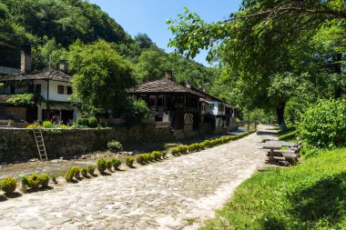 Etar, Gabrovo, Bulgaristan- 6 Temmuz 2018: Etar köyündeeski ev (Etara) Gabrovo kasabası yakınlarında, Bulgaristan