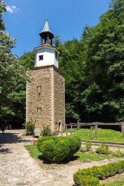 EDDR, Gabrovo, Bulgaristan - 6 Temmuz 2018: Saat Kulesi mimari etnografik kompleksi EDDR (Etara) içinde yakınındaki şehir Gabrovo, Bulgaristan