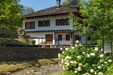 Etar, Gabrovo, Bulgaristan- 6 Temmuz 2018: Etar köyündeeski ev (Etara) Gabrovo kasabası yakınlarında, Bulgaristan
