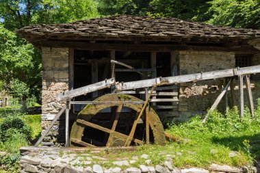 Etar, Gabrovo, Bulgaristan- 6 Temmuz 2018: Etar köyündeeski ev (Etara) Gabrovo kasabası yakınlarında, Bulgaristan