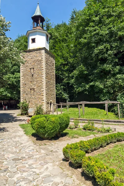 EDDR, Gabrovo, Bulgaristan - 6 Temmuz 2018: Saat Kulesi mimari etnografik kompleksi EDDR (Etara) içinde yakınındaki şehir Gabrovo, Bulgaristan