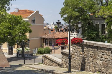 Plovdiv, Bulgaristan-Mayıs 29, 2019: Mimarlık ve tarihi rezerv Arnavut kaldırımlı sokak Plovdiv şehir eski kent, Bulgaristan