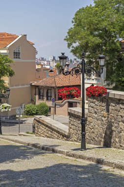 Plovdiv, Bulgaristan-Mayıs 29, 2019: Mimarlık ve tarihi rezerv Arnavut kaldırımlı sokak Plovdiv şehir eski kent, Bulgaristan