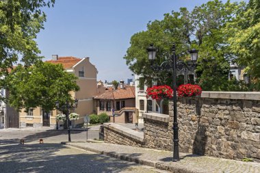 Plovdiv, Bulgaristan-Mayıs 29, 2019: Mimarlık ve tarihi rezerv Arnavut kaldırımlı sokak Plovdiv şehir eski kent, Bulgaristan