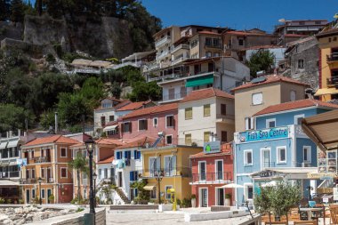 Parga, Yunanistan-Temmuz 17, 2014: Parga şehir kıyı sokağı yaz manzarası, Epirus, Yunanistan