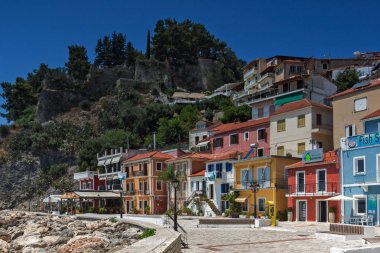 Parga, Yunanistan-Temmuz 17, 2014: Parga şehir kıyı sokağı yaz manzarası, Epirus, Yunanistan