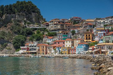 Parga, Yunanistan-Temmuz 17, 2014: Parga şehir kıyı sokağı yaz manzarası, Epirus, Yunanistan