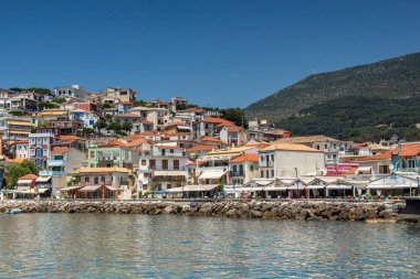 Parga, Yunanistan-Temmuz 17, 2014: Parga şehir kıyı sokağı yaz manzarası, Epirus, Yunanistan