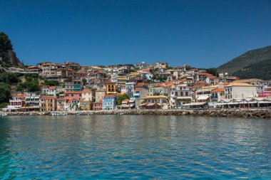 Parga, Yunanistan-Temmuz 17, 2014: Parga şehir kıyı sokağı yaz manzarası, Epirus, Yunanistan