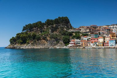 Parga, Yunanistan-Temmuz 17, 2014: Parga şehir kıyı sokağı yaz manzarası, Epirus, Yunanistan