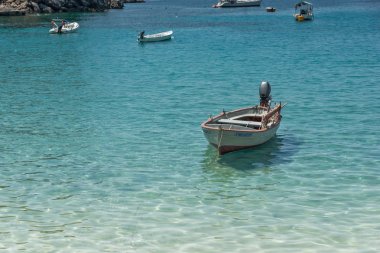 Parga, Yunanistan-Temmuz 17, 2014: Parga şehir kıyı sokağı yaz manzarası, Epirus, Yunanistan