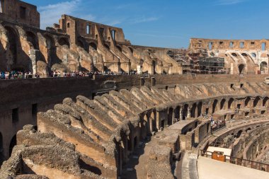 Roma, Italya-Haziran 24, 2017: Roma, Italya şehir Colosseum iç kısmının panoramik görünümü