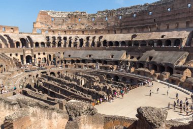 Roma, Italya-Haziran 24, 2017: Roma, Italya şehir Colosseum iç kısmının panoramik görünümü