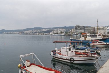 Kavala, Yunanistan-24 Nisan 2010: Kavala şehir limanının panoramik görünümü, Doğu Makedonya ve Trakya, Yunanistan