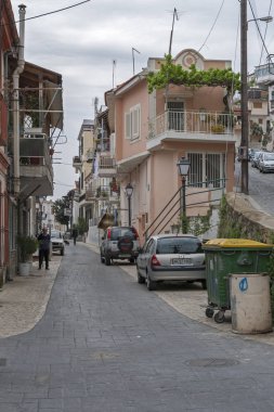 Kavala, Yunanistan-24 Nisan 2010: Kavala eski kasabasında tipik sokak, Doğu Makedonya ve Trakya, Yunanistan