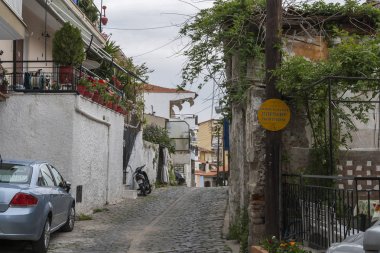 Kavala, Yunanistan-24 Nisan 2010: Kavala eski kasabasında tipik sokak, Doğu Makedonya ve Trakya, Yunanistan