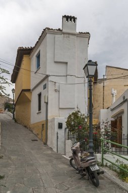 Kavala, Yunanistan-24 Nisan 2010: Kavala eski kasabasında tipik sokak, Doğu Makedonya ve Trakya, Yunanistan