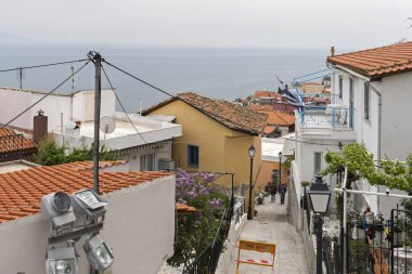 Kavala, Yunanistan-24 Nisan 2010: Kavala eski kasabasında tipik sokak, Doğu Makedonya ve Trakya, Yunanistan