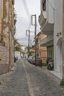 Kavala, Yunanistan-24 Nisan 2010: Kavala eski kasabasında tipik sokak, Doğu Makedonya ve Trakya, Yunanistan