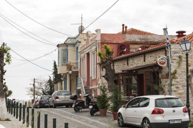Kavala, Yunanistan-24 Nisan 2010: Kavala eski kasabasında tipik sokak, Doğu Makedonya ve Trakya, Yunanistan