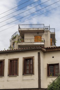 Kavala, Yunanistan-24 Nisan 2010: Kavala eski kasabasında tipik sokak, Doğu Makedonya ve Trakya, Yunanistan